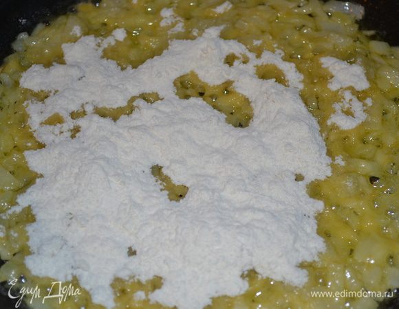 Затем всыпаем муку (и при желании сухую горчицу - у меня без нее). Как следует перемешиваем муку. 

