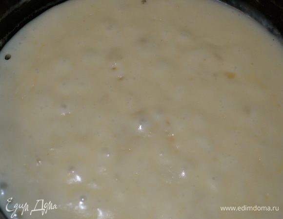 Влить одновременно молоко и бульон. Во избежание образования мучных комочков, советую предварительно прогреть жидкие составляющие. Я смешиваю в сотейнике молоко с бульоном, все вместе нагреваю и вливаю в мучную смесь))) Тщательно перемешиваем и даем соусу закипеть. Уменьшаем огонь и провариваем 1 мин. до загустения. Посолить и поперчить по вкусу.
