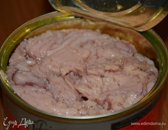 Теперь остается собрать вместе все подготовленные ингредиенты. Берем баночку (или две, зависит от  размера баночки) тунца.