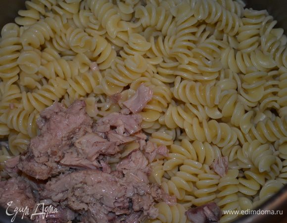 Я смешиваю все в кастрюле, в которой варилась паста. Выкладываем в пасту тунец, овощную смесь и белый соус.  

