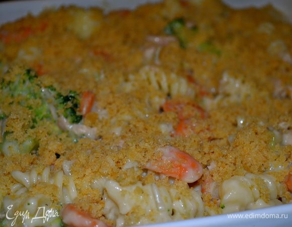 Сверху все присыпаем "влажными" сухарями. И ставим выпекаться в предварительно разогретую до 200С духовку. Запекаем около 20 мин., до образования красивой золотистой корочки!

 