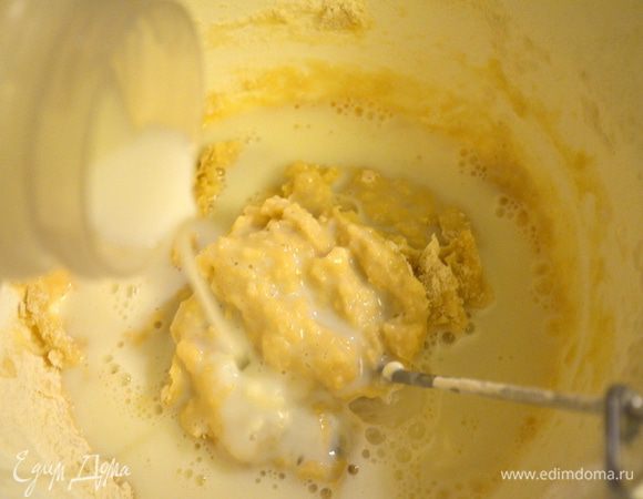 вливаем 100 мл молока и просеиваем муку,  все  перемешиваем...