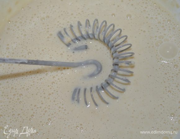 вливаем оставшееся молоко и все взбиваем венчиком в однородную жидкую массу