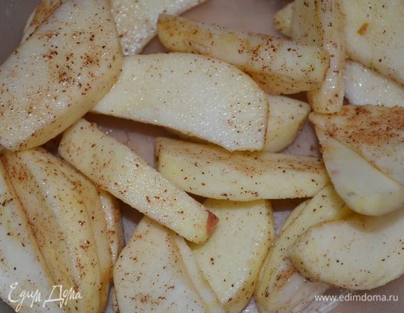 яблоки моем,чистим, режем на дольки. Сбрызнуть соком лимона, посыпать оставшейся пудрой и корицей. Перемешать. 