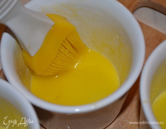 их нужно обильно смазать растопленным сливочным маслом и снизу и по стенкам, и поставить на 5 минут в разогретую на максимум духовку. Масло должно закипеть!