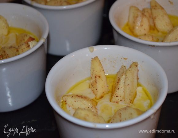 в формочки с кипящим маслом выливаем тесто, в каждой формочке не более половины и выкладываем дольки яблок