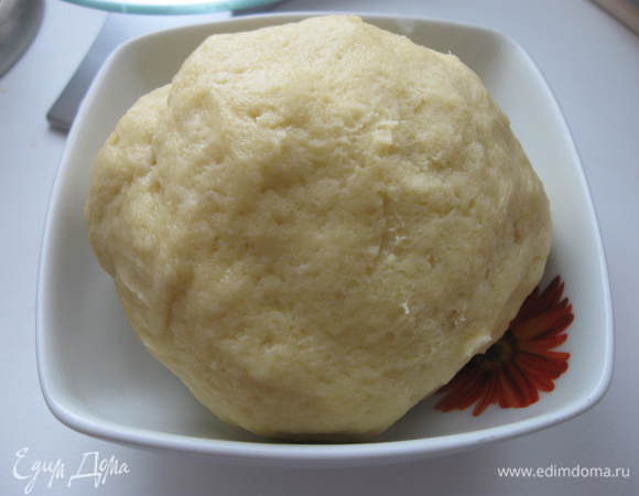 Вымесить гладкое тесто из муки, яйца, масла, вина и соли, завернуть в пленку и положить в холодильник на 30 минут.
