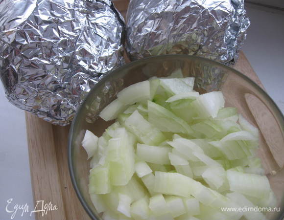 Лук и чеснок очистить. Лук  мелко нарезать, чеснок пропустить через пресс.