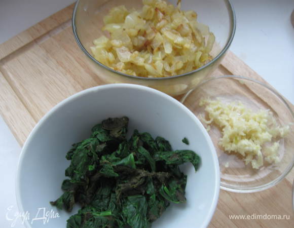 Щавель и шпинат перебрать, промыть, бланшировать 1- 2 минуты в подсоленной кипящей воде, затем обдать холодной водой и отжать. Порезать.
В сковороде разогреть масло ( смесь оливкового и сливочного),  обжарить лук до прозрачности и легкой золотистости, добавить чеснок, щавель, шпинат, потушить  1-2 минуты, посолить, поперчить, добавить мускатный орех, все перемешать.

