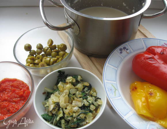 Перцы разрезать, очистить от семян, завернуть в фольгу и  запечь в духовке в течение 25 минут при температуре 150 градусов. Вынуть, остудить, порезать, дать стечь лишней жидкости.

Помидоры опустить в кипяток, через 2 минуты снять с плиты, обдать холодной водой, очистить от шкурки, порезать, если есть лишняя жидкость - выпарить на сковородке.