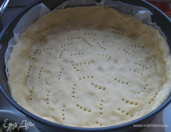 Сыр Фетаки выложить в миску, размять вилкой, смешать с яйцами и молоком, посолить, поперчить. Заливка готова.
Отлить грамм 20 заливки и смешать с небольшим количеством пассированных помидоров, отставьте в сторону. Эту часть использовать в самом конце запекания для украшения киша.
Раскатать тесто толщиной  5 мм .Поместить тесто в форму, сформировав бортики высотой 3 см. Наколоть тесто вилкой в разных местах.



