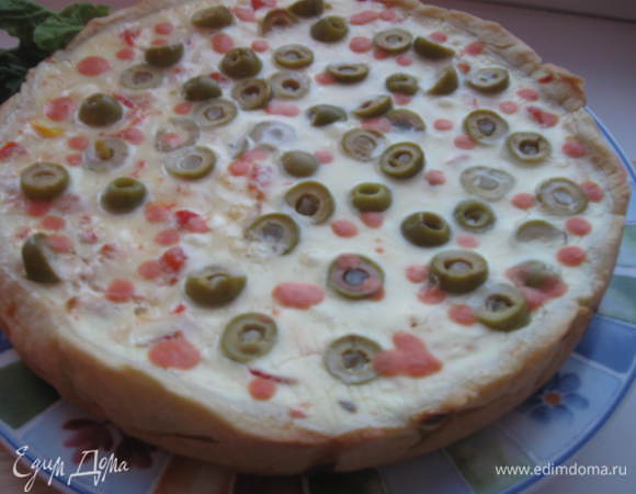 В довершение залить  сырно-молочной смесью. Украсить  нарезанными оливками. Поставить в духовку на 25 минут. После этого достать форму,  сбрызнуть смесью заправки с пассированными помидорами  и поставить в духовку еще на 5 минут.Вынуть из духовки. 