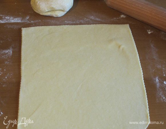 На присыпанной мукой рабочей поверхности раскатать тесто в очень тонкий пласт. Раскатывать лучше небольшими порциями, чтобы тесто не пересыхало.