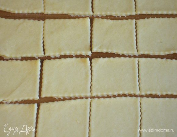 Нарезать тесто квадратами (у меня  было 3 размера квадратов: 4х4, 5х5, 6х6 см). 