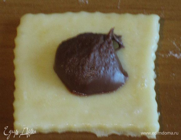 Положить на каждый квадрат по 1 ч. л. начинки, смазать края белком ...