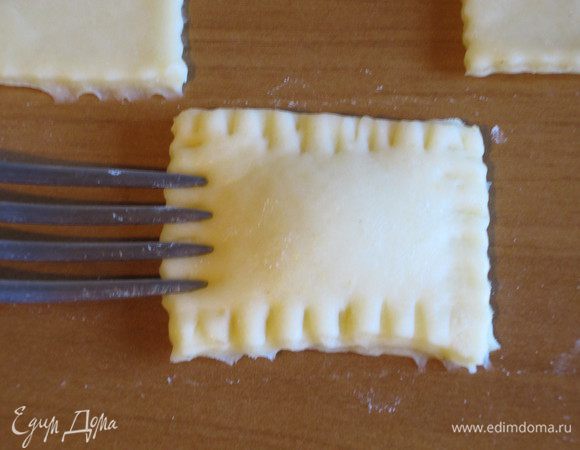 ...........накрыть второй половинкой и прижать края вилкой. 