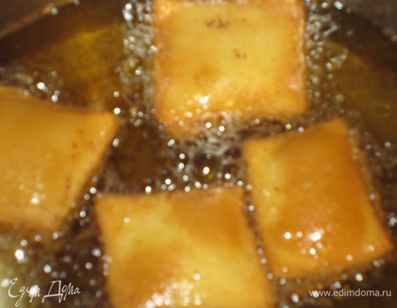 Во фритюрнице либо кастрюле разогрейте растительное масло, порциями опускайте равиоли в горячее масло и жарьте до золотистого состояния. 