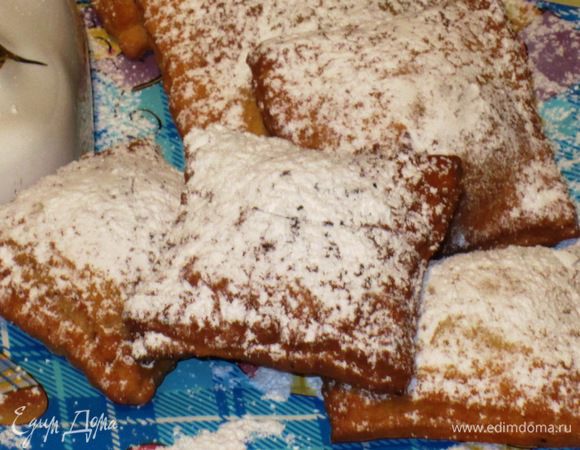 Посыпать сахарной пудрой. Приятного аппетита:)