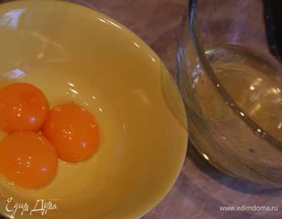 Желтки отделить от белков.