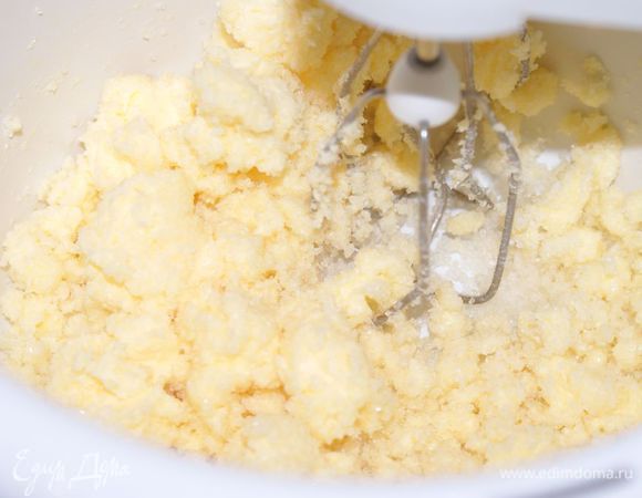 Сахар взбить со сливочным маслом.