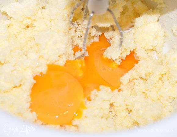 Добавить желтки и растительное масло.