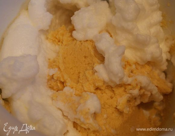 Белки взбить до устойчивых пиков и аккуратно ложкой вмешать в тесто.