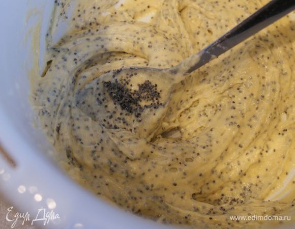 Тесто разделить на 3 части. 
в первую добавить мак.