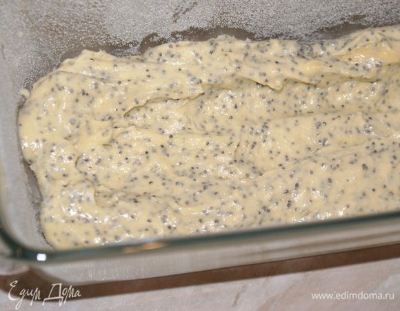 В прямоугольную форму выложить первым слоем тесто с маком. Форму предварительно смазать сливочным маслом и обсыпать манной крупой.