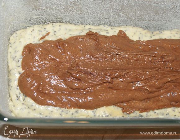 Посередине вдоль формы сделать углубление, и выкложить в него тесто с шоколадом.