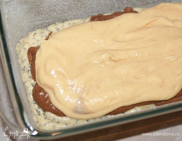 Затем сделать углубление во втором слое, и выложить в него тесто с морковным соком.Затем сделать углубление во втором слое, и выложить в него тесто с морковным соком.