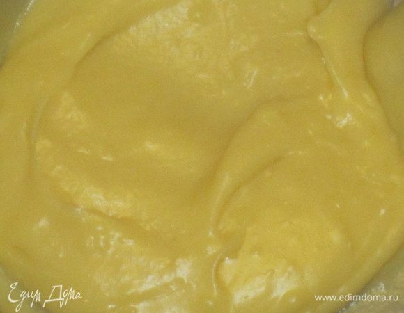 Поставить кастрюлю на слабый огонь и варить до загустения крема. 