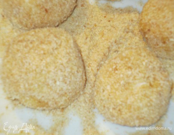 Нарезать застывший крем ромбиками или сформировать шарики. Яйца взбить венчиком. Запанировать наши шарики сначала в муке, затем в яйце, обвалять в панировочных сухарях и опустить в очень хорошо разогретое масло.