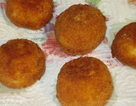 Выложить на  бумажное полотенце, чтобы оно впитало лишний жир. 