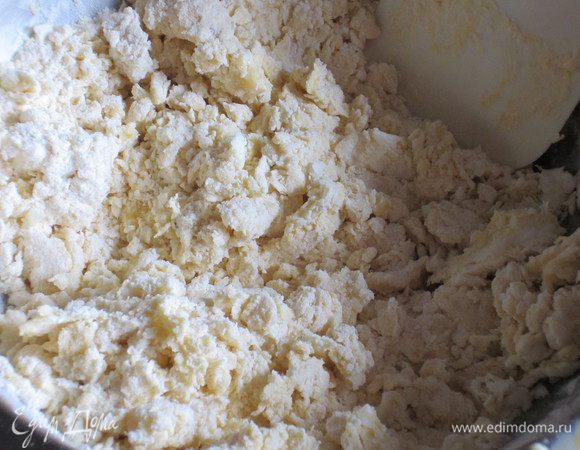 Взбить венчиком яйца и желток Просеять муку со щепоткой соли. Добавить сливочное масло комнатной температуры, сахар ,яйца и желток, разрыхлитель, граппу и замесить тесто. 