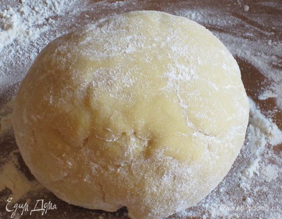 Рабочую поверхность присыпать мукой и хорошо вымесить тесто (не менее 10 минут).