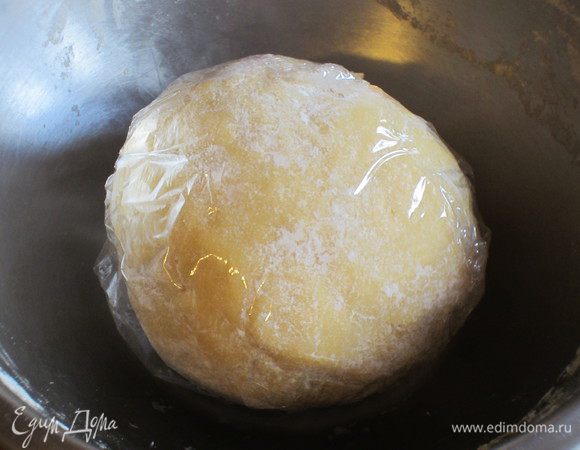 Тесто обернуть плёнкой и оставить на 30 минут. 