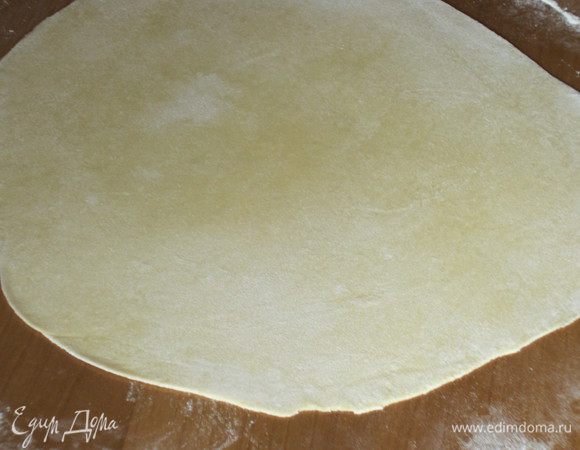 На присыпанной мукой рабочей поверхности раскатать тесто в очень тонкий пласт......
