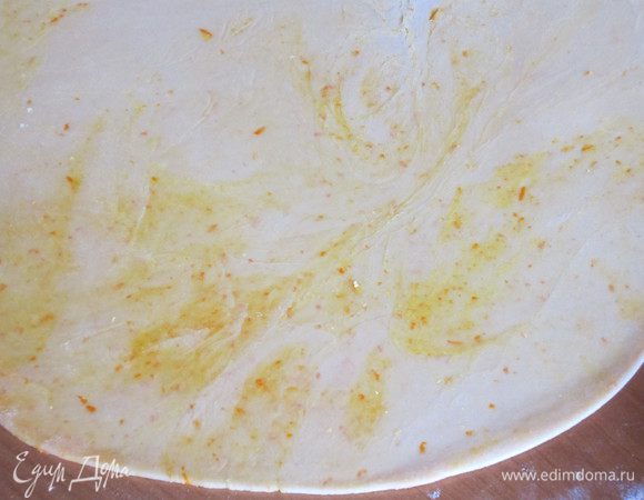 Тесто тонко раскатать.....