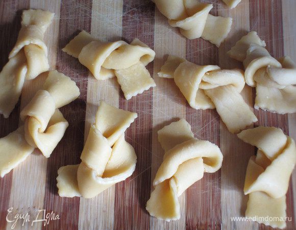 3-й вариант: Тесто тонко раскатать, нарезать полоски 6 х 12 см, завязать узелки, но не затягивать.