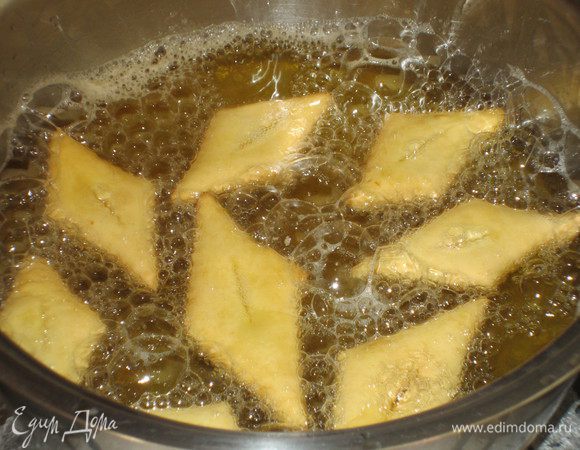 Разогреть масло и обжарить во фритюре.