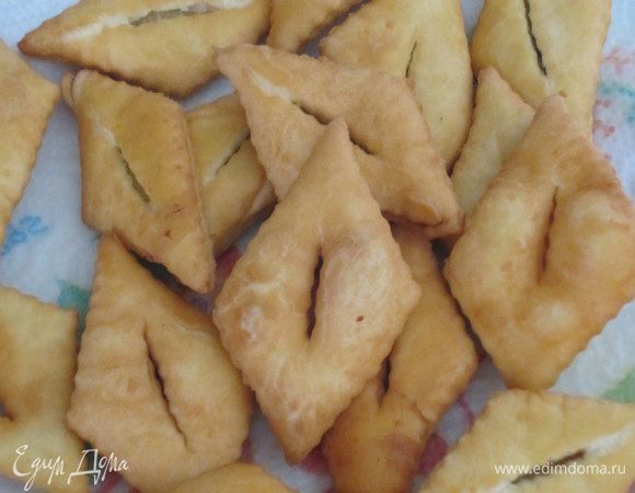 Готовые сладости выложить на бумажное полотенце, чтобы оно впитало излишек жира.