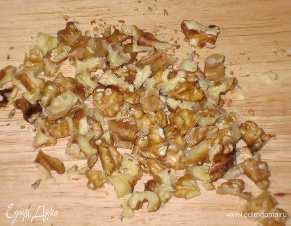 Грецкие орехи мелко нарезать.