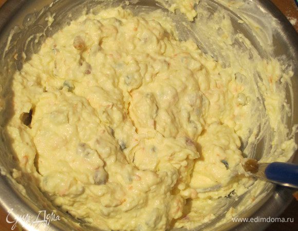 Ввести желатин,орехи, цукаты и хорошо перемешать.