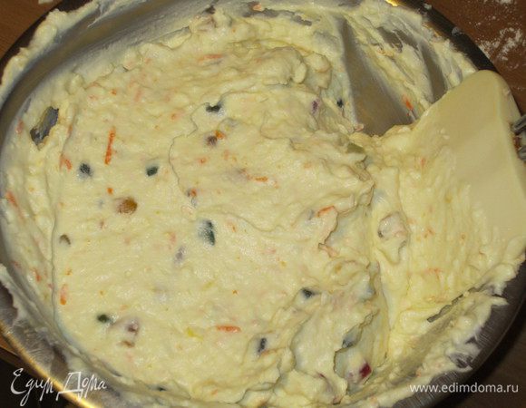 Постепенно ввести сливки и аккуратно перемешать.