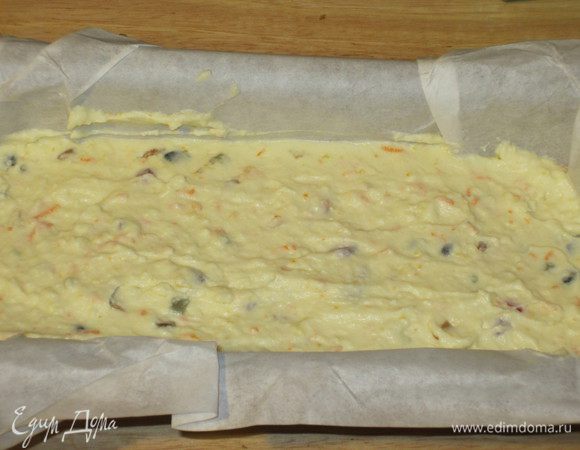 Поместить полученную массу в прямоугольную форму с пергаментом,накрыть плёнкой и поставить в холодильник минимум на 3 часа.