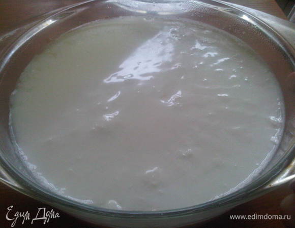 Сверху виден слой сыворотки. Его можно просто вмешать в йогрут до однородности. Либо сцедить и получить более густой "а ля Греческий" йогурт. Но для этого требуется супер мелкое, конусообразное, не металическое сито. За неимением такового я пока довольствуюсь тем что есть, и меня вполне устраивает.