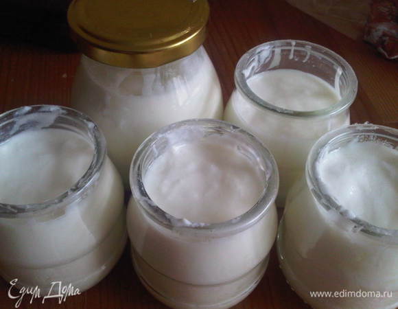 Раскладываем по стеклянным баночкам. Так он лучше и дольше хранится. У меня спокойно стоит в холодильнике дней 5, а то и неделю. Перед употреблением можно добавить любимое варенье, мед, мюсли и получить свой вкус в более натуральном виде. Можно использовать вместо сметаны! Меньше жирность, меньше калорий. Приятного аппетита!!!