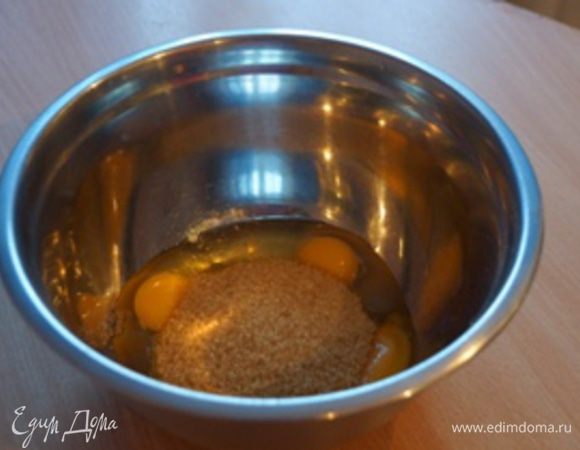 Смешать сахар и яйца, слегка взбить венчиком.