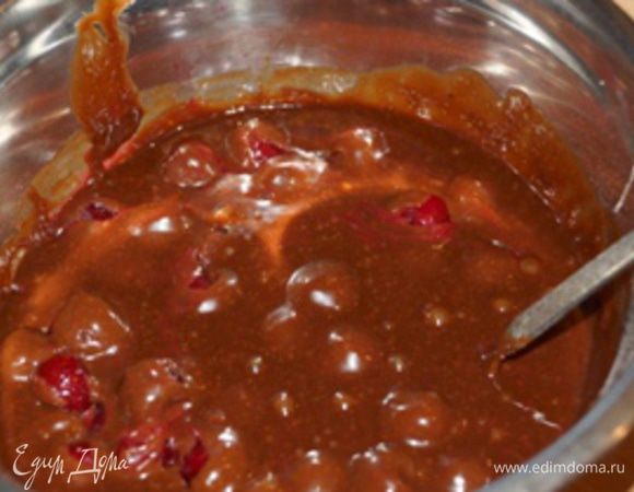 Добавить муку, ягоду и всё смешать.