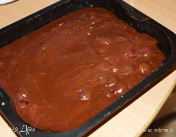 Вылить в предварительно намазанную форму маслом. Выпекать 20 минут при 150 градусах.